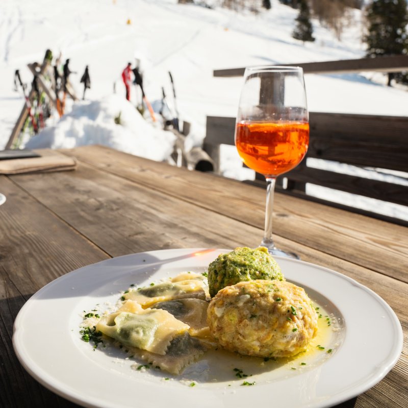 Der atemberaubende Rosengarten begrüßt Sie von der Ferne!
