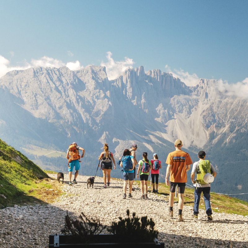 Der atemberaubende Rosengarten begrüßt Sie von der Ferne!